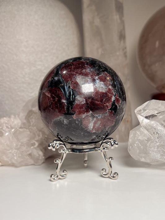 Granato su Arfvedsonitu sfera (rutulys)