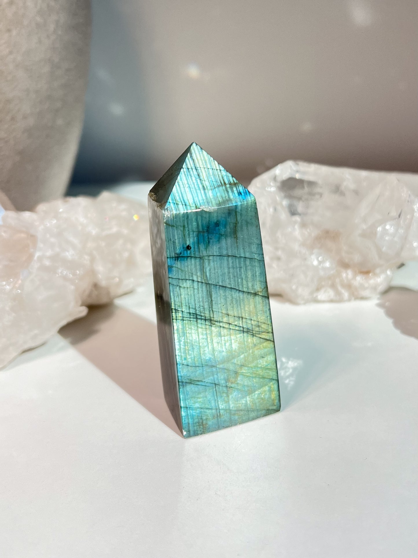 Labradorito bokštelis